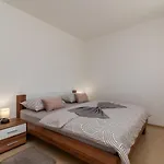 A 3 - Seafront With Balcony 1 Min To