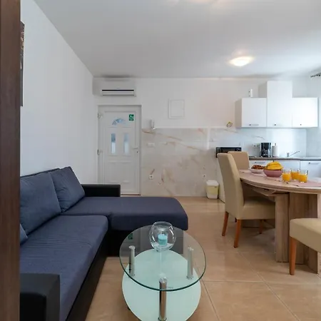 A 3 - Seafront With Balcony 1 Min To Appartement Trogir