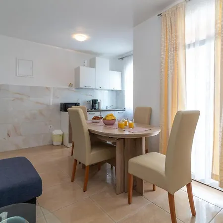Apartment A 3 - Seafront With Balcony 1 Min To Trogir
