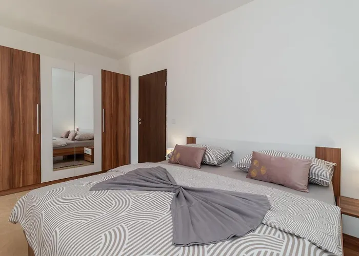 Апартаменты A3 - Seafront With Balcony 1 Min To Трогир