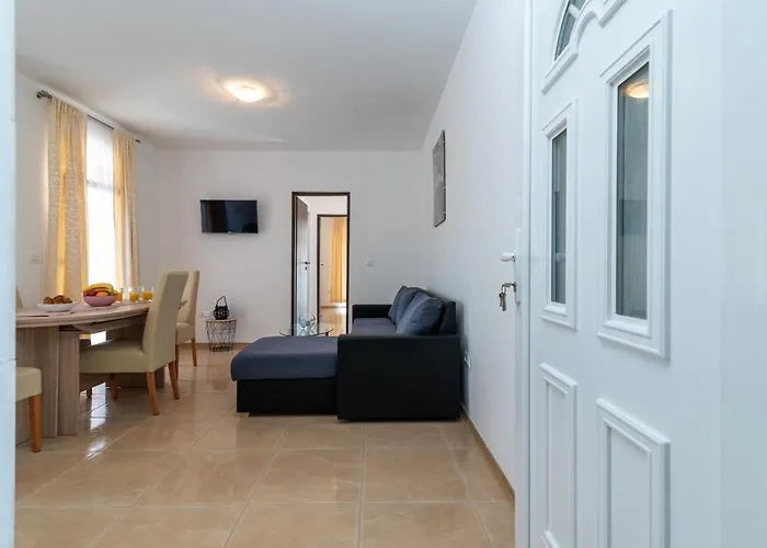 A3 - Seafront With Balcony 1 Min To Апартаменты Трогир