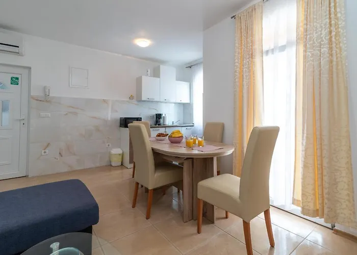 Apartament A3 - Seafront With Balcony 1 Min To Trogir