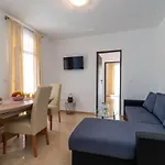 Daire A 3 - Seafront With Balcony 1 Min To *