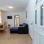 A 3 - Seafront With Balcony 1 Min To Daire Trogir