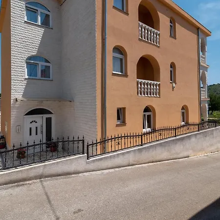 Daire A 3 - Seafront With Balcony 1 Min To *