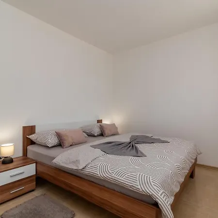 A3 - Seafront With Balcony 1 Min To