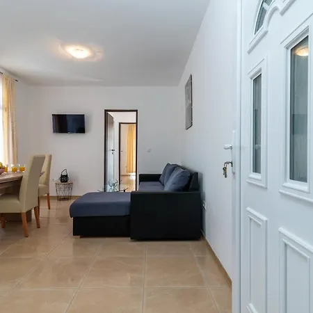 A3 - Seafront With Balcony 1 Min To Appartement Trogir