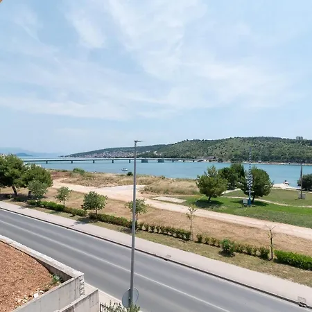 A3 - Seafront With Balcony 1 Min To Appartement Trogir