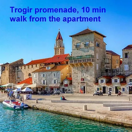 A 3 - Seafront With Balcony 1 Min To Trogir