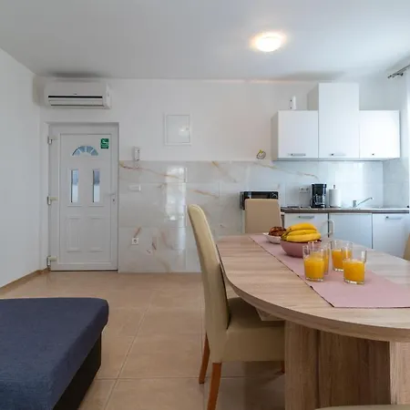 A 3 - Seafront With Balcony 1 Min To Trogir