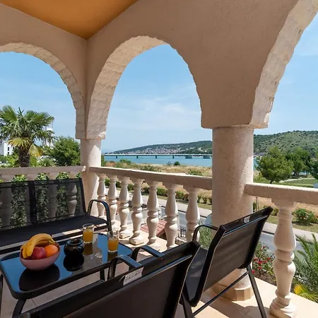 A 3 - Seafront With Balcony 1 Min To