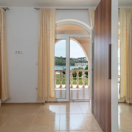 Lägenhet A 3 - Seafront With Balcony 1 Min To Trogir