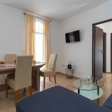 A 3 - Seafront With Balcony 1 Min To Lägenhet Trogir